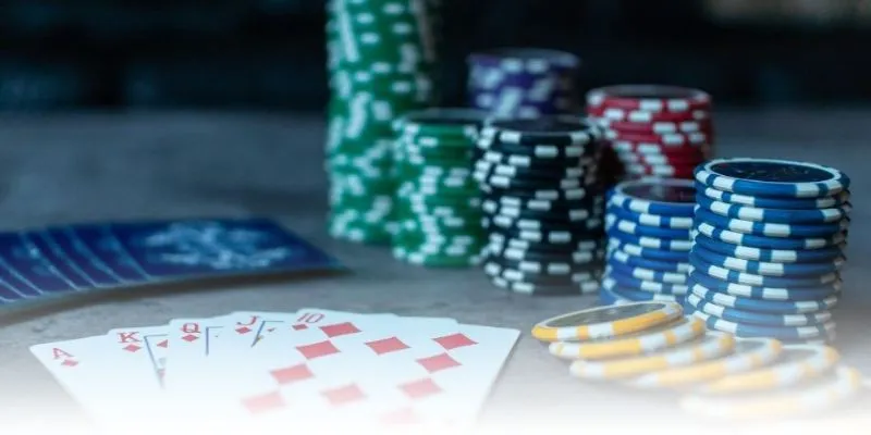 Luật Chơi Poker Mới Nhất Cực Chi Tiết Cho Toàn Bộ Tân Thủ 2025 5 Vòng Flop với 3 lá bài chung đầu tiên được ngửa