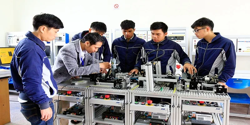 Tốt Nghiệp THPT Xong Làm Gì? Xin88 Gợi Ý Hướng Đi Chuẩn 3 Việc học nghề có thể giúp tiết kiệm chi phí so với đại học.